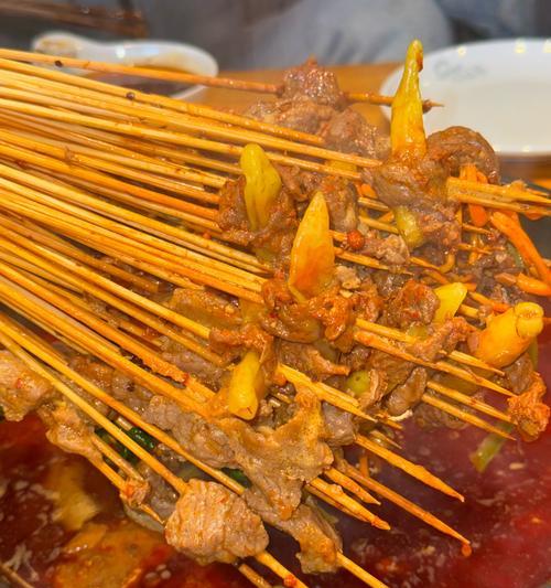 串串香美食之旅（探寻串串魅力，品味多样美味）