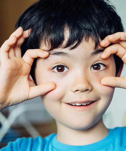 孩子出生后多久睁眼睛？（探究新生儿视觉发展的关键时期）